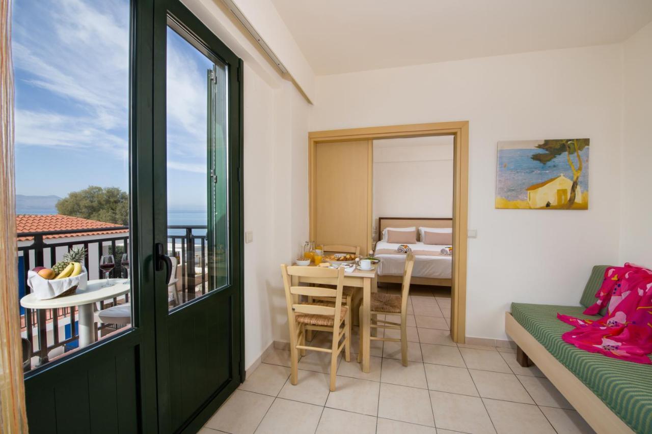 Margarita Beach Hotel Agia Marina  Exterior photo